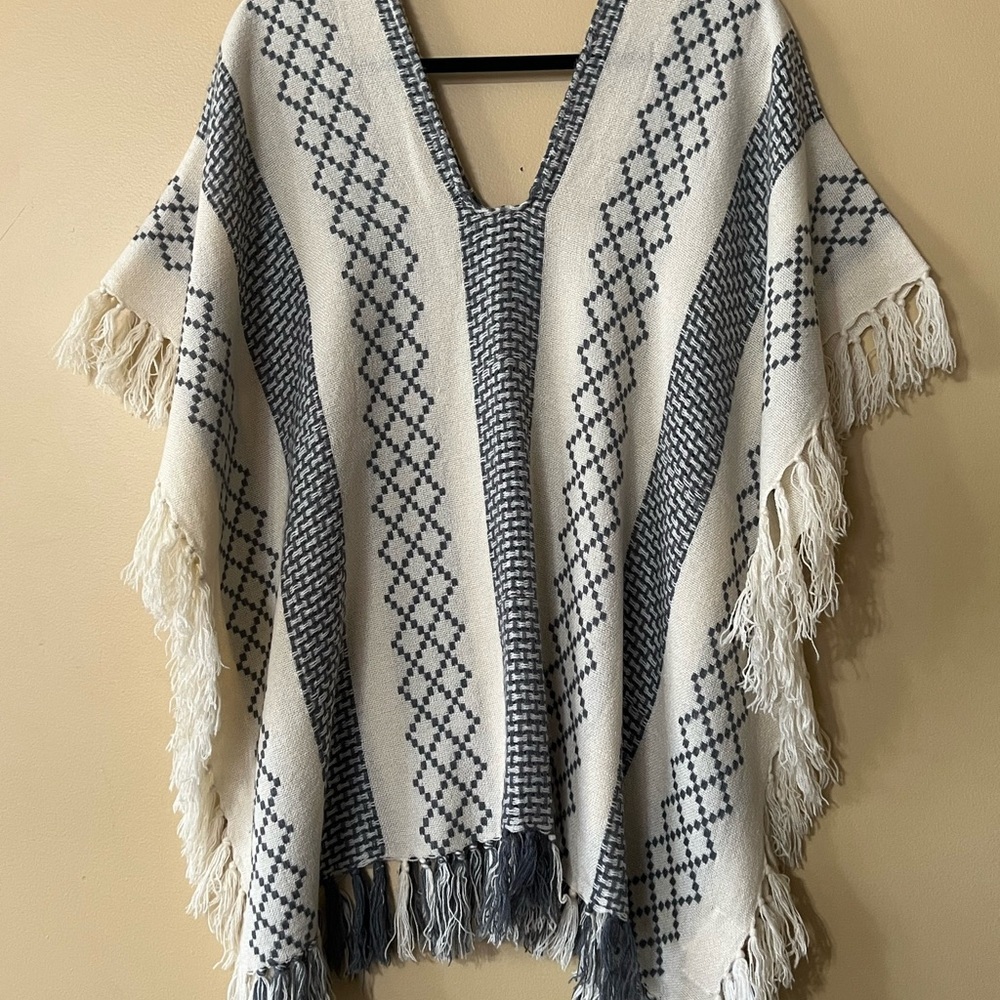 🌸🦩💕 HP🦩🌸💕Free People Gray and Cream Chunky Knit Poncho🌸💕🦩🦩